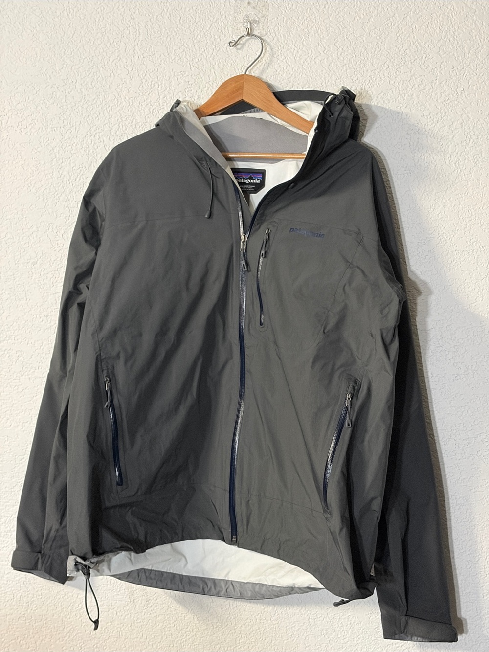 Patagonia Men's Dark Gray Hooded torrent shell H2no Rain Jacket